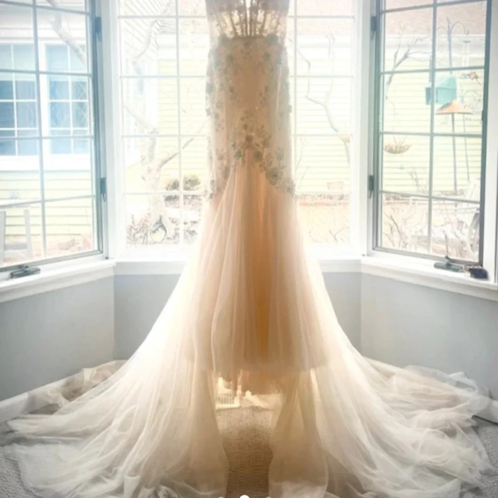 Wedding Gown- Make Me An Offer- Exquisite Floral Lace Bridal Gown. - Picture 5 of 8